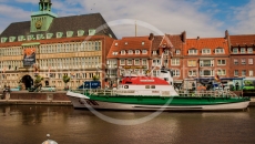 Rathaus Emden mit Seenotrettungskreuzer Georg Breusing